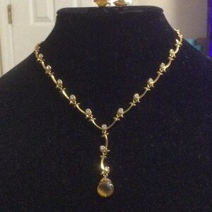 Elegant Gold and Pearl Necklace